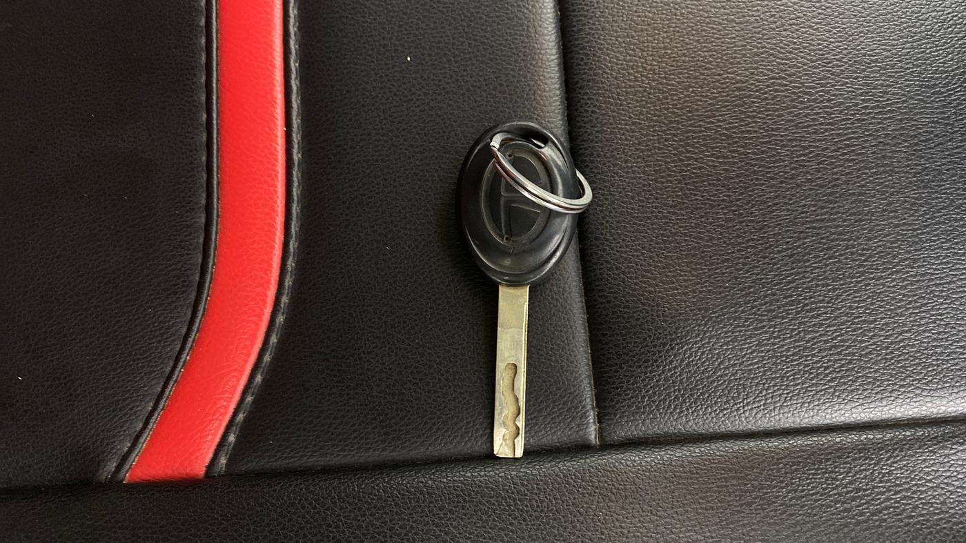 2022 Tata PUNCH PURE MT, Petrol, Manual, 73,696 km, Key Close Up