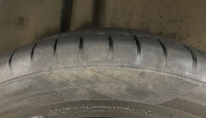 2017 Maruti Ciaz ALPHA  AT 1.4  PETROL, Petrol, Automatic, 42,935 km, Right Rear Tyre Tread