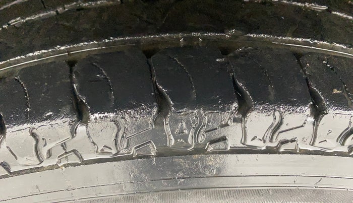 2019 Mahindra TUV300 T10, Diesel, Manual, 32,275 km, Left Front Tyre Tread