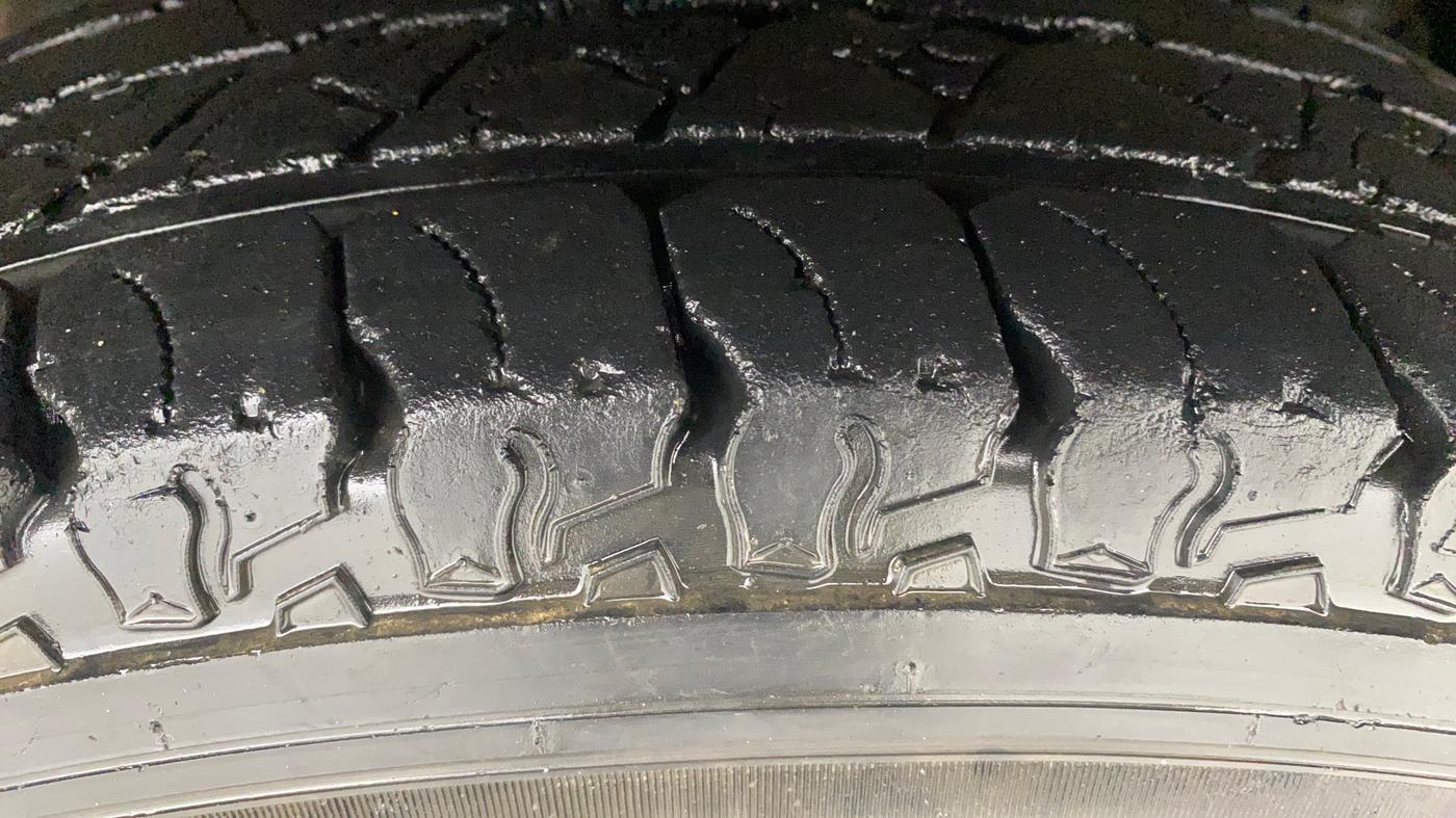 2019 Mahindra TUV300 T10, Diesel, Manual, 32,346 km, Right Front Tyre Tread