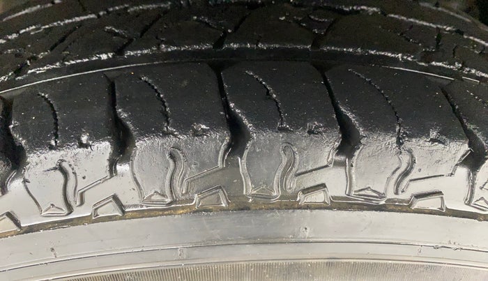 2019 Mahindra TUV300 T10, Diesel, Manual, 32,275 km, Right Front Tyre Tread