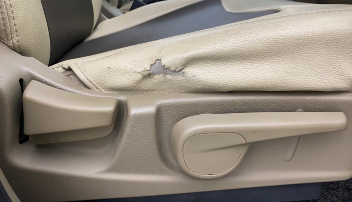 2019 Mahindra TUV300 T10, Diesel, Manual, 32,275 km, Driver Side Adjustment Panel