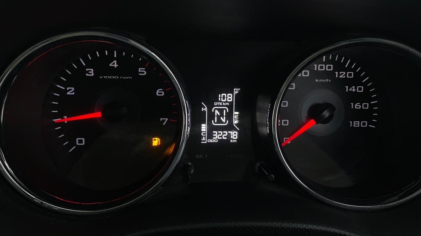 2019 Mahindra TUV300 T10, Diesel, Manual, 32,346 km, Odometer Image