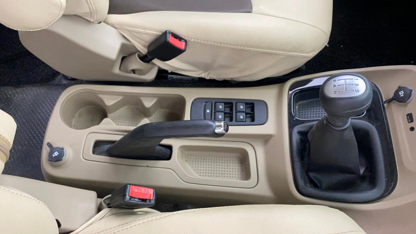 2019 Mahindra TUV300 T10, Diesel, Manual, 32,346 km, Gear Lever