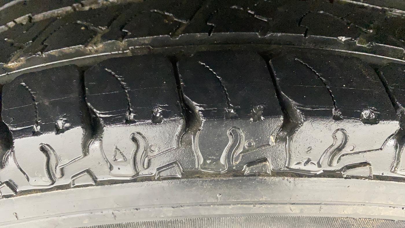2019 Mahindra TUV300 T10, Diesel, Manual, 32,346 km, Right Rear Tyre Tread