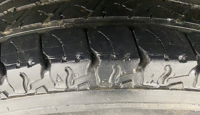 2019 Mahindra TUV300 T10, Diesel, Manual, 32,275 km, Right Rear Tyre Tread