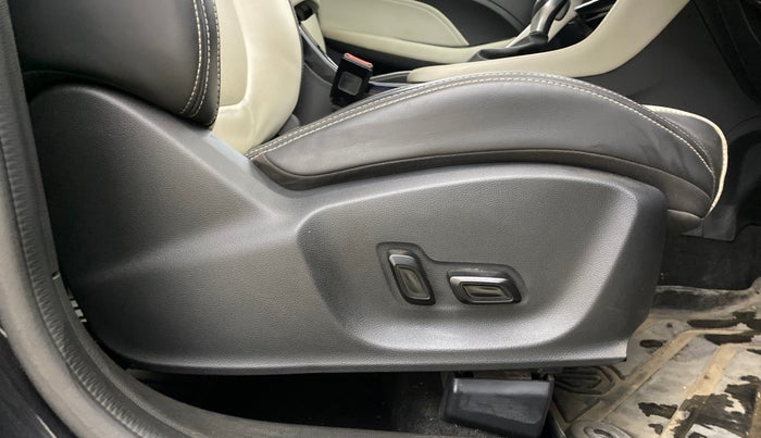 2023 MG ASTOR SHARP 1.5 CVT, Petrol, Automatic, 13,740 km, Driver Side Adjustment Panel