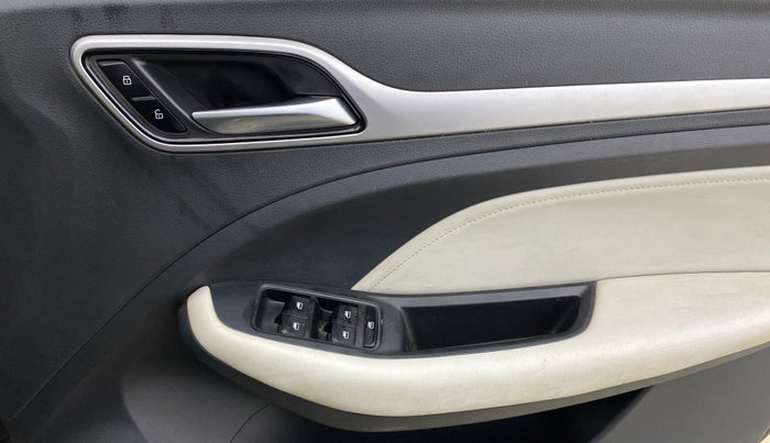 2023 MG ASTOR SHARP 1.5 CVT, Petrol, Automatic, 13,740 km, Driver Side Door Panels Control