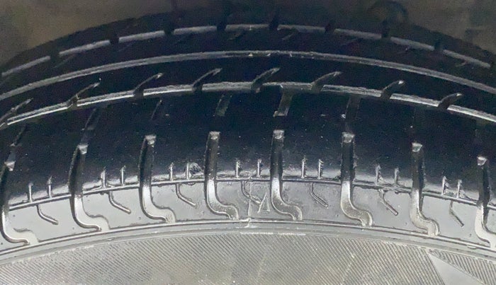 2015 Maruti Swift VXI, Petrol, Manual, 79,356 km, Right Front Tyre Tread