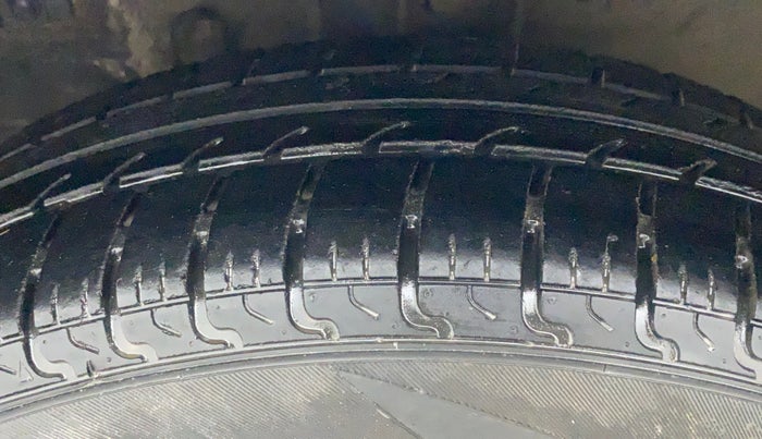 2015 Maruti Swift VXI, Petrol, Manual, 79,356 km, Left Front Tyre Tread