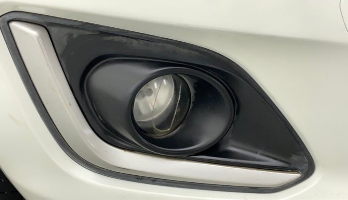 2015 Maruti Swift VXI, Petrol, Manual, 79,356 km, Right fog light - Minor damage