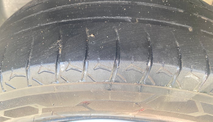 2016 Ford Ecosport AMBIENTE 1.5L PETROL, Petrol, Manual, 1,00,605 km, Left Front Tyre Tread