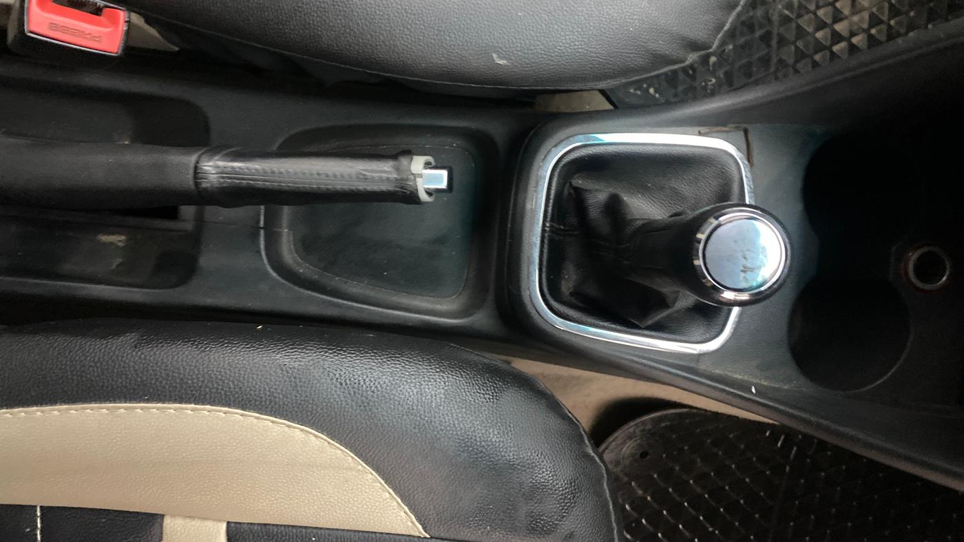 2013 Volkswagen Polo HIGHLINE DIESEL, Diesel, Manual, 1,01,893 km, Gear Lever