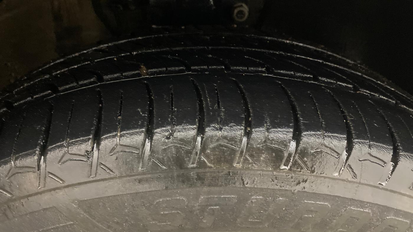 2013 Volkswagen Polo HIGHLINE DIESEL, Diesel, Manual, 1,01,893 km, Right Front Tyre Tread