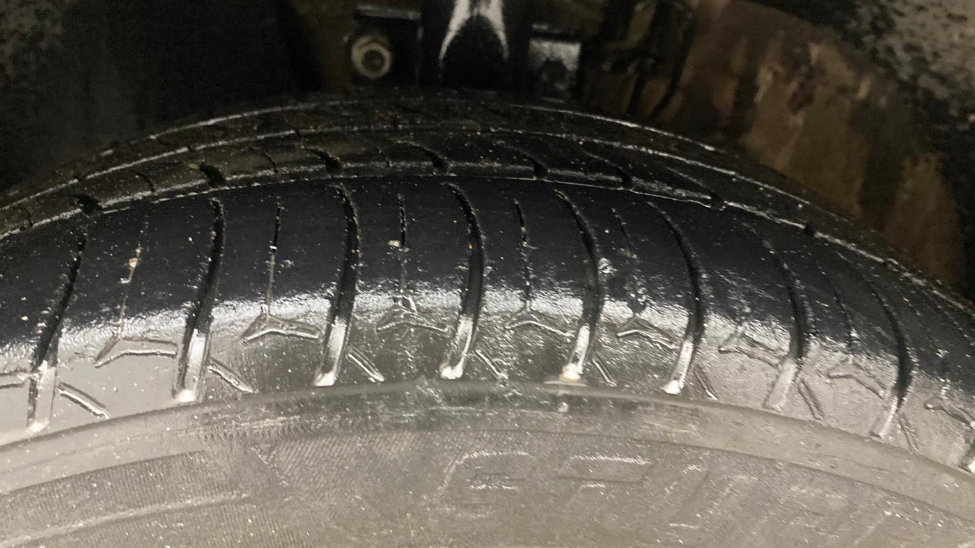 2013 Volkswagen Polo HIGHLINE DIESEL, Diesel, Manual, 1,01,893 km, Left Front Tyre Tread