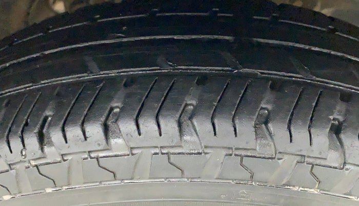 2010 Maruti Alto LXI, Petrol, Manual, 63,152 km, Right Front Tyre Tread