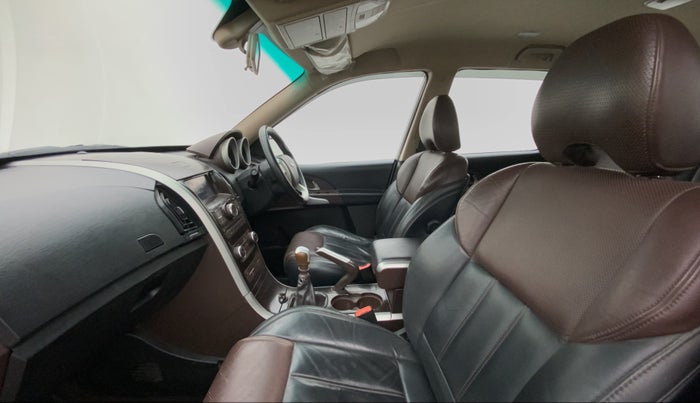 2015 Mahindra XUV500 W8 FWD, Diesel, Manual, 93,626 km, Right Side Front Door Cabin