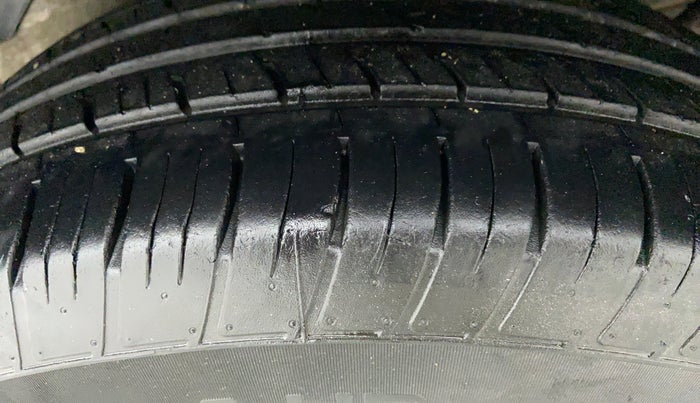 2015 Mahindra XUV500 W8 FWD, Diesel, Manual, 93,626 km, Left Rear Tyre Tread