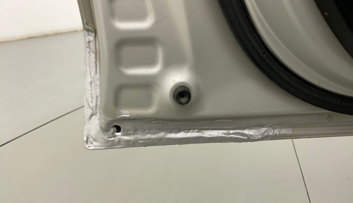 2019 Maruti Swift VXI, Petrol, Manual, 30,281 km, Front passenger door - Slight discoloration