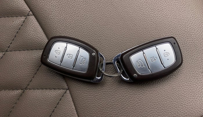 2017 Hyundai Creta SX PLUS AT 1.6 PETROL, Petrol, Automatic, 1,11,538 km, Key Close Up