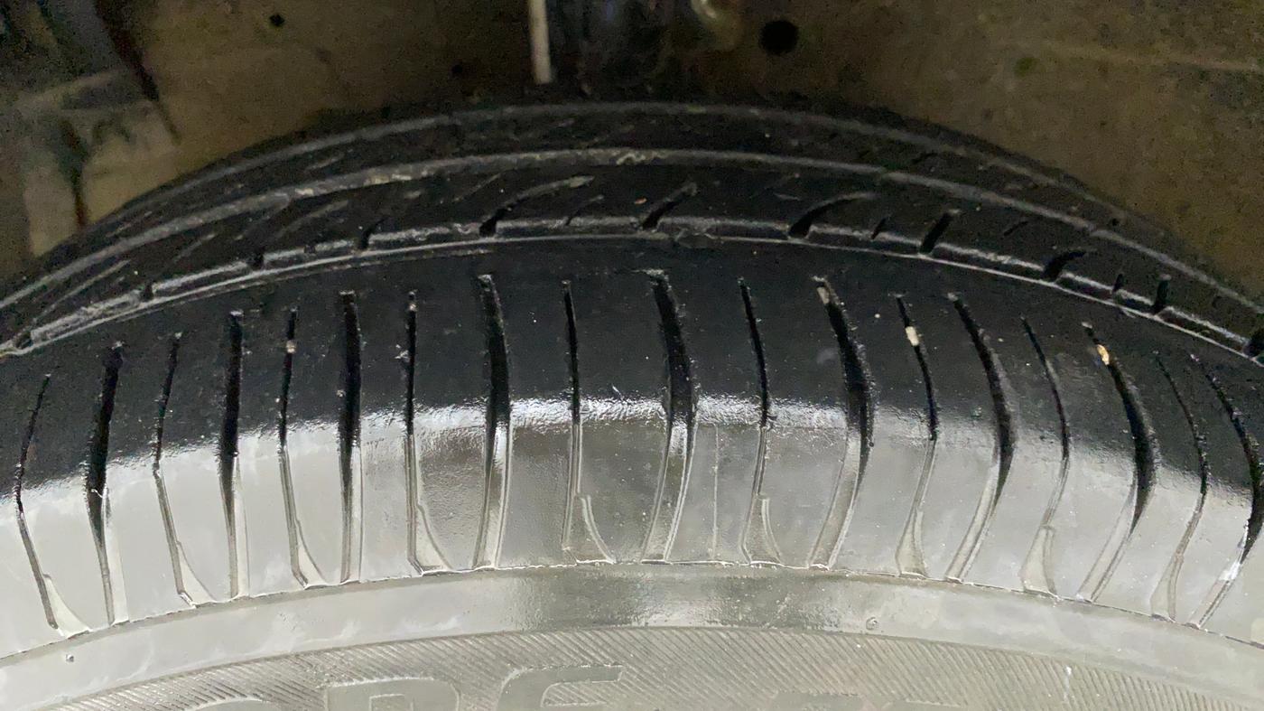 2015 Maruti Swift Dzire VXI, Petrol, Manual, 89,917 km, Left Front Tyre Tread