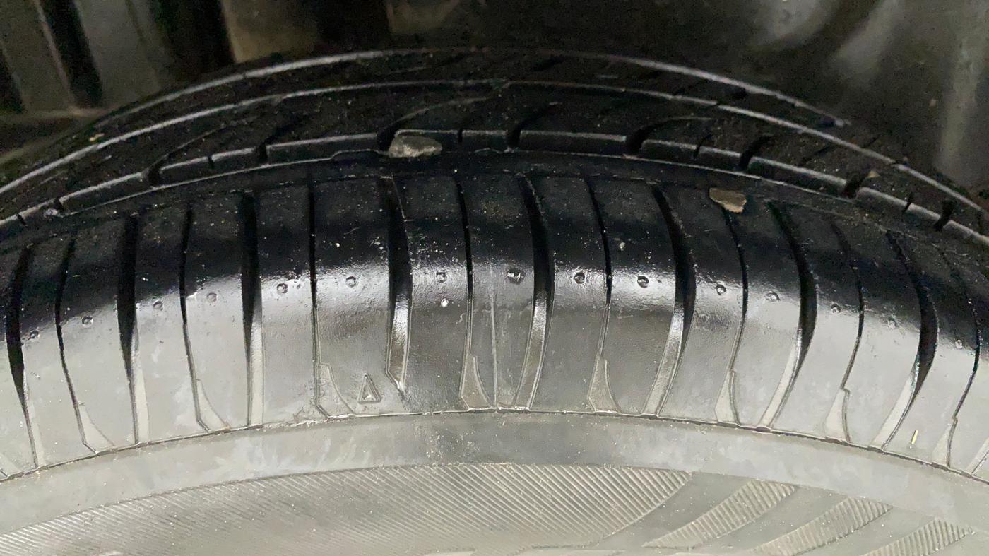2015 Maruti Swift Dzire VXI, Petrol, Manual, 89,917 km, Right Rear Tyre Tread