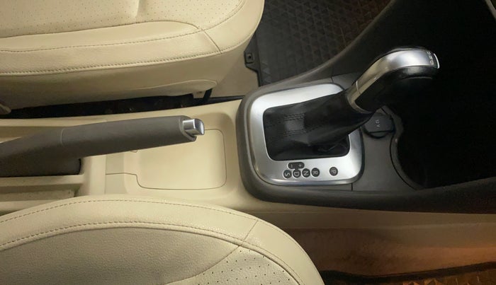 2015 Volkswagen Vento HIGHLINE 1.5 AT, Diesel, Automatic, 46,645 km, Gear Lever