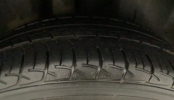 2015 Volkswagen Vento HIGHLINE 1.5 AT, Diesel, Automatic, 46,645 km, Right Rear Tyre Tread