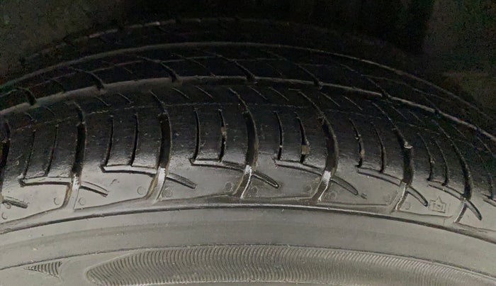 2015 Volkswagen Vento HIGHLINE 1.5 AT, Diesel, Automatic, 46,645 km, Left Rear Tyre Tread