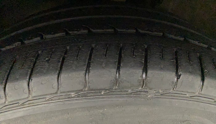 2015 Volkswagen Vento HIGHLINE 1.5 AT, Diesel, Automatic, 46,645 km, Left Front Tyre Tread