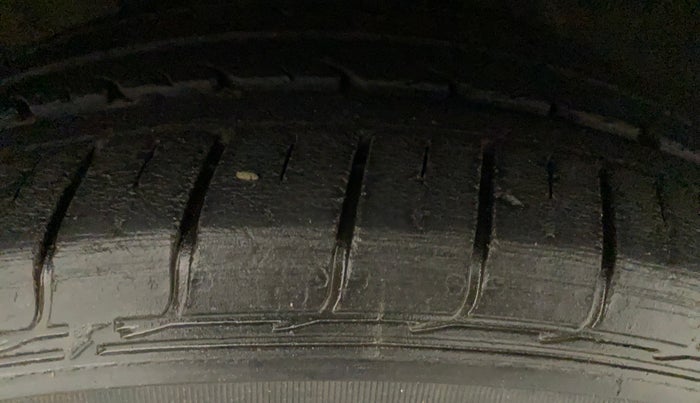 2015 Volkswagen Vento HIGHLINE 1.5 AT, Diesel, Automatic, 46,645 km, Right Front Tyre Tread