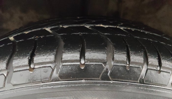 2013 Toyota Etios Liva G, Petrol, Manual, 65,995 km, Left Front Tyre Tread