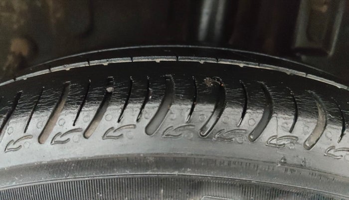 2013 Toyota Etios Liva G, Petrol, Manual, 65,995 km, Left Rear Tyre Tread