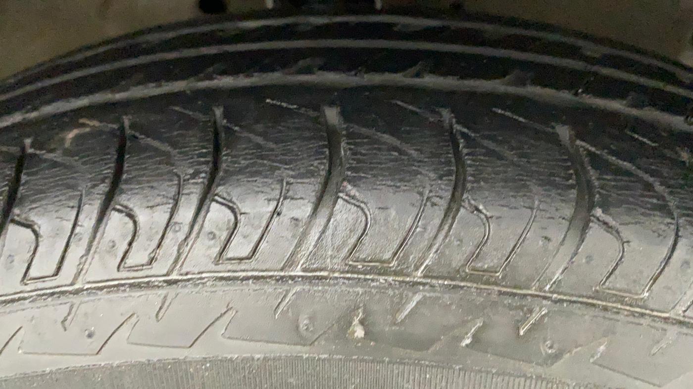 2015 Maruti Swift VXI, Petrol, Manual, 29,896 km, Right Front Tyre Tread