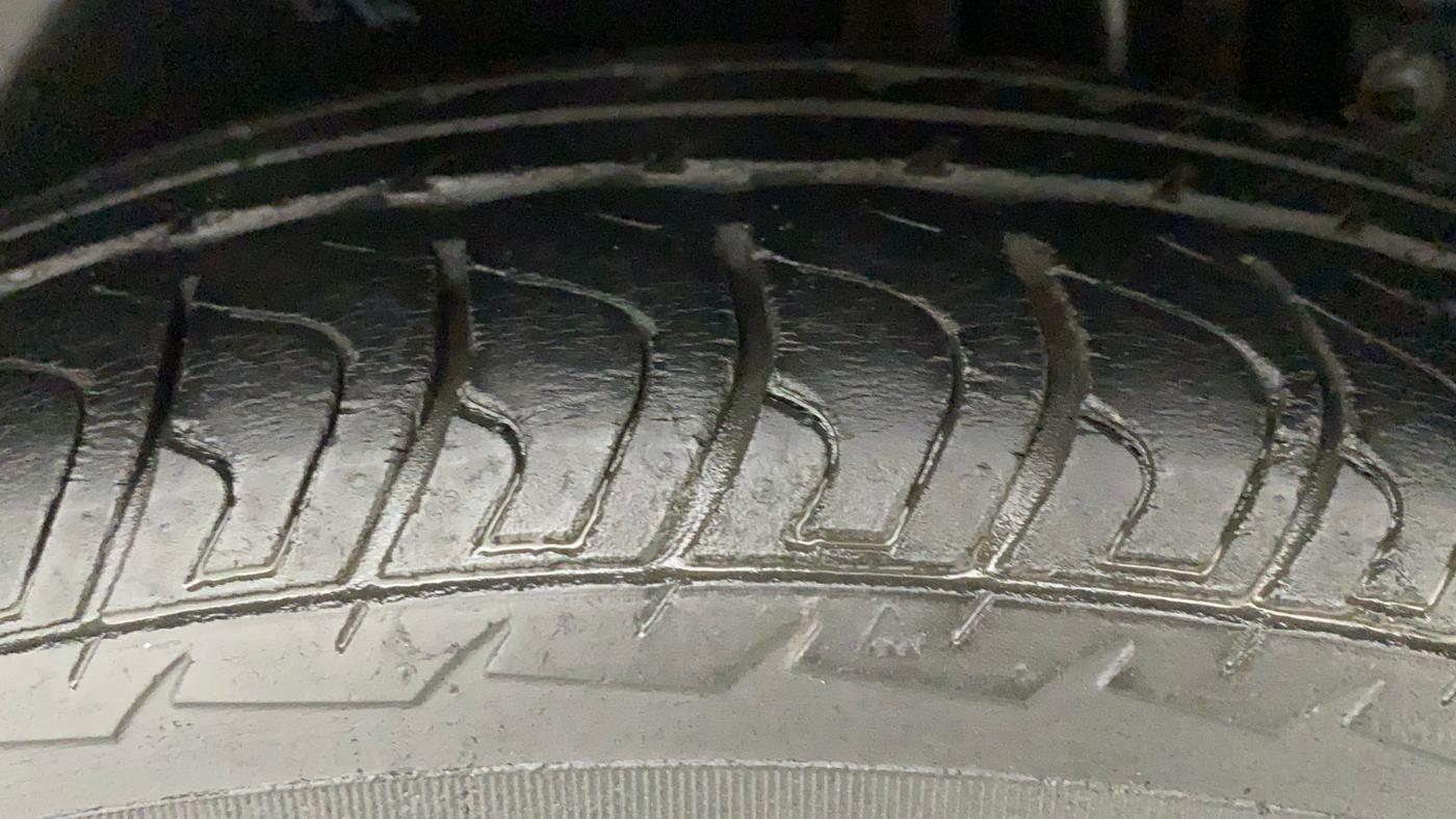 2015 Maruti Swift VXI, Petrol, Manual, 29,896 km, Left Rear Tyre Tread