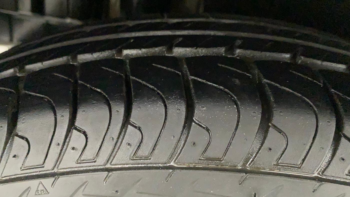 2015 Maruti Swift VXI, Petrol, Manual, 29,896 km, Right Rear Tyre Tread