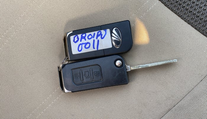 2017 Mahindra XUV500 W6, Diesel, Manual, 37,310 km, Key Close Up