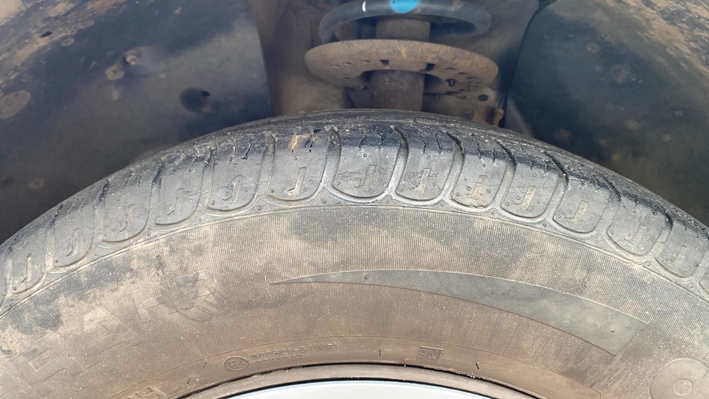 2017 Mahindra XUV500 W6, Diesel, Manual, 37,310 km, Left Front Tyre Tread
