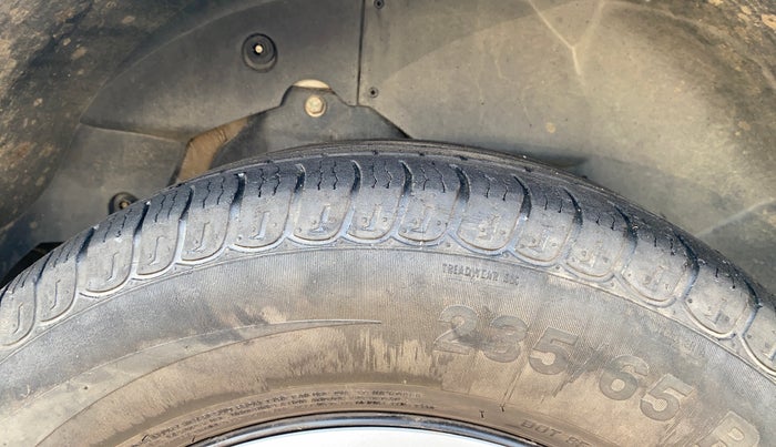 2017 Mahindra XUV500 W6, Diesel, Manual, 37,310 km, Right Rear Tyre Tread