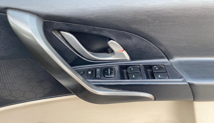 2017 Mahindra XUV500 W6, Diesel, Manual, 37,310 km, Driver Side Door Panels Control