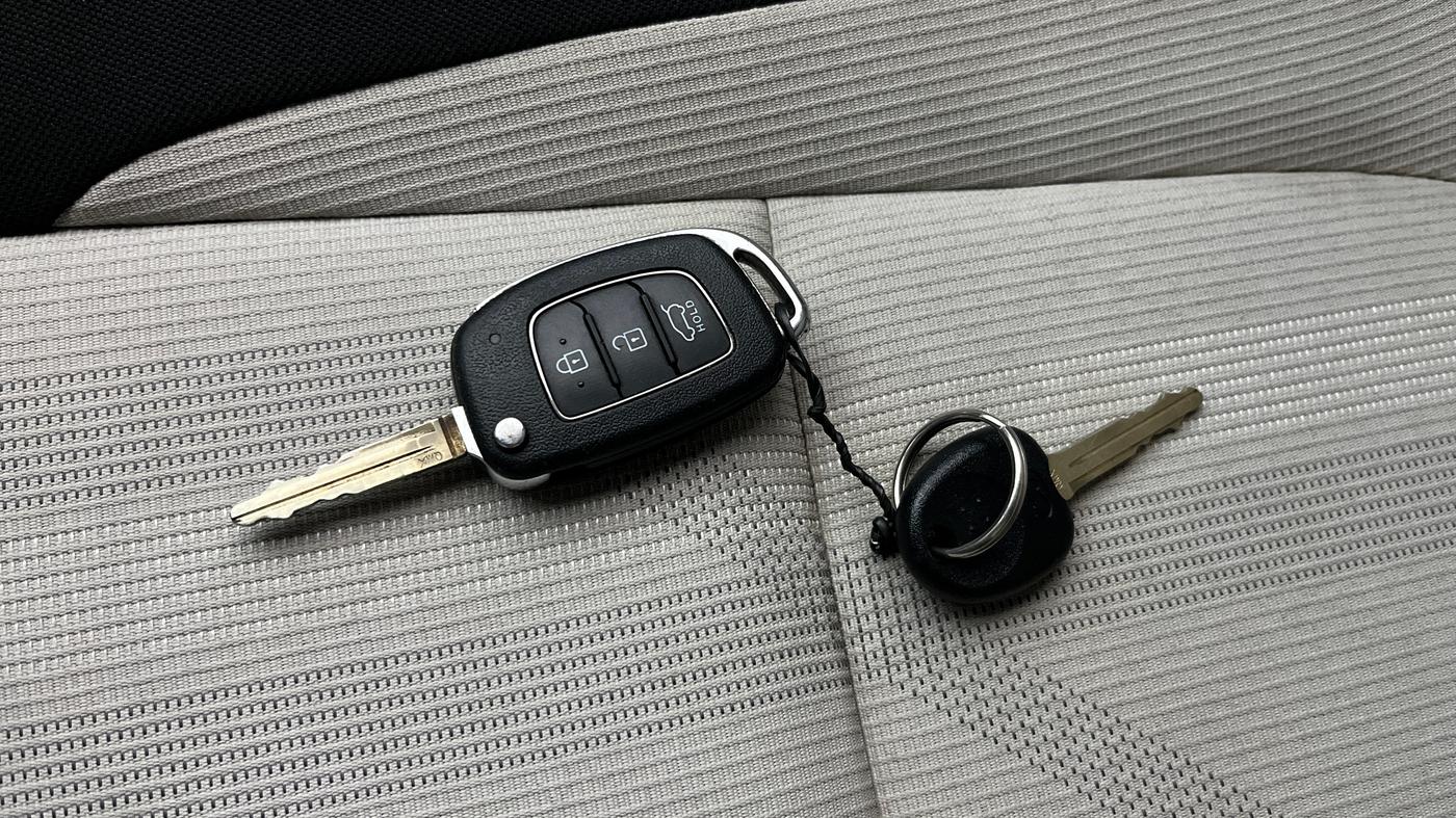 2022 Hyundai VENUE S 1.2, Petrol, Manual, 32,325 km, Key Close Up