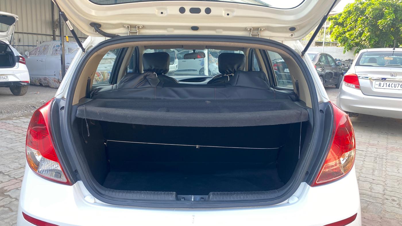 2014 Hyundai i20 MAGNA 1.2, Petrol, Manual, 69,209 km, Boot Inside