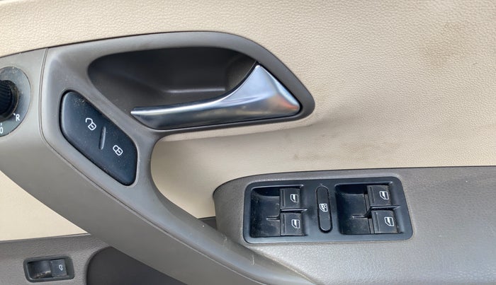 2012 Volkswagen Vento HIGHLINE DIESEL 1.6, Diesel, Manual, 83,063 km, Driver Side Door Panels Control