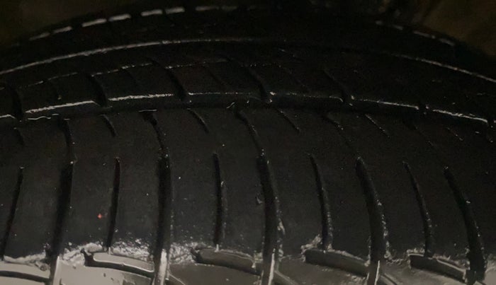 2012 Volkswagen Vento HIGHLINE DIESEL 1.6, Diesel, Manual, 83,063 km, Left Front Tyre Tread