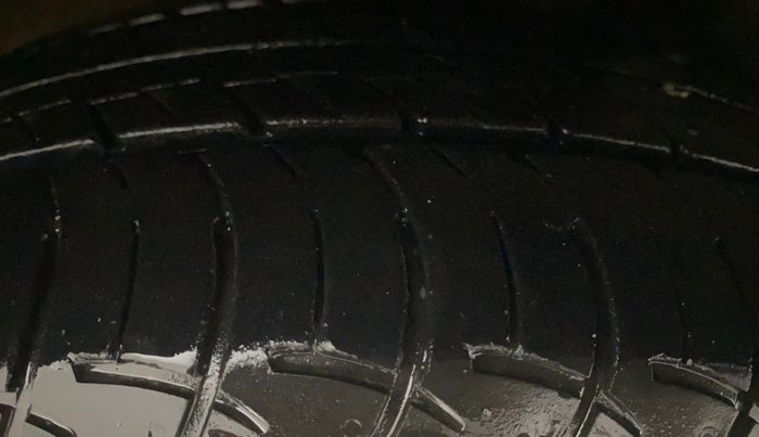 2012 Volkswagen Vento HIGHLINE DIESEL 1.6, Diesel, Manual, 83,063 km, Right Front Tyre Tread