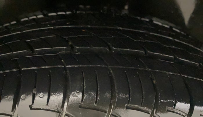 2012 Volkswagen Vento HIGHLINE DIESEL 1.6, Diesel, Manual, 83,063 km, Right Rear Tyre Tread