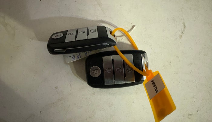 2022 KIA CARENS LUXURY PLUS 1.4 PETROL DCT 7 STR, Petrol, Automatic, 82,165 km, Key Close Up