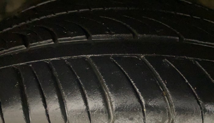 2014 Toyota Innova 2.5 GX 8 STR, Diesel, Manual, 72,161 km, Right Front Tyre Tread