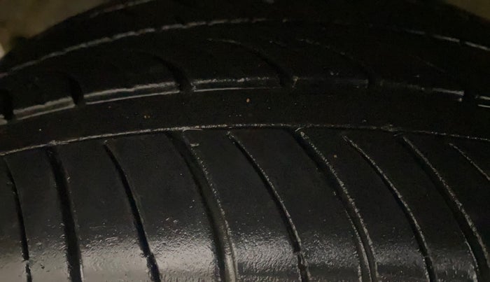 2014 Toyota Innova 2.5 GX 8 STR, Diesel, Manual, 72,161 km, Left Front Tyre Tread