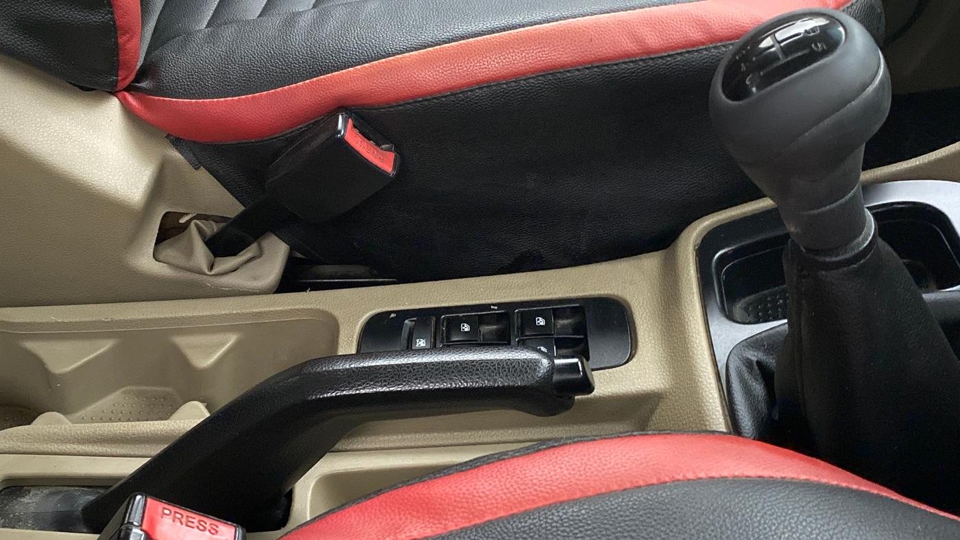 2019 Mahindra TUV300 T4+, Diesel, Manual, 74,405 km, Gear Lever